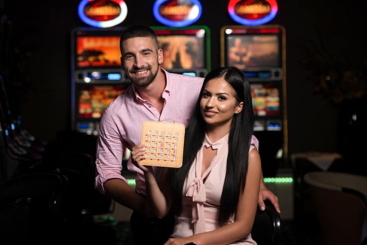 Pengguna ponsel bermain slot games dengan antarmuka interaktif dan responsif